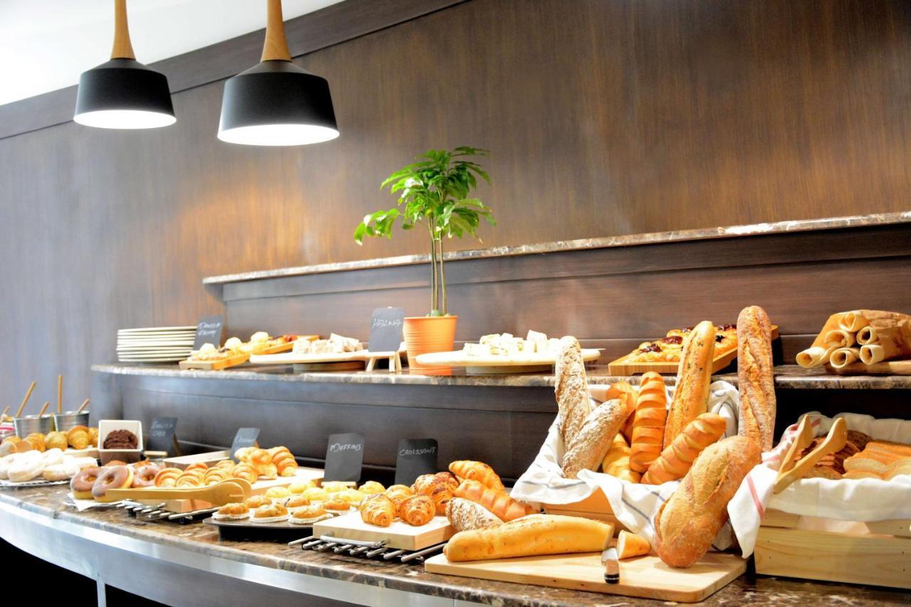 Radisson Blu Resort, Al Khobar Half Moon Bay Eksteriør bilde A bread buffet at a hotel