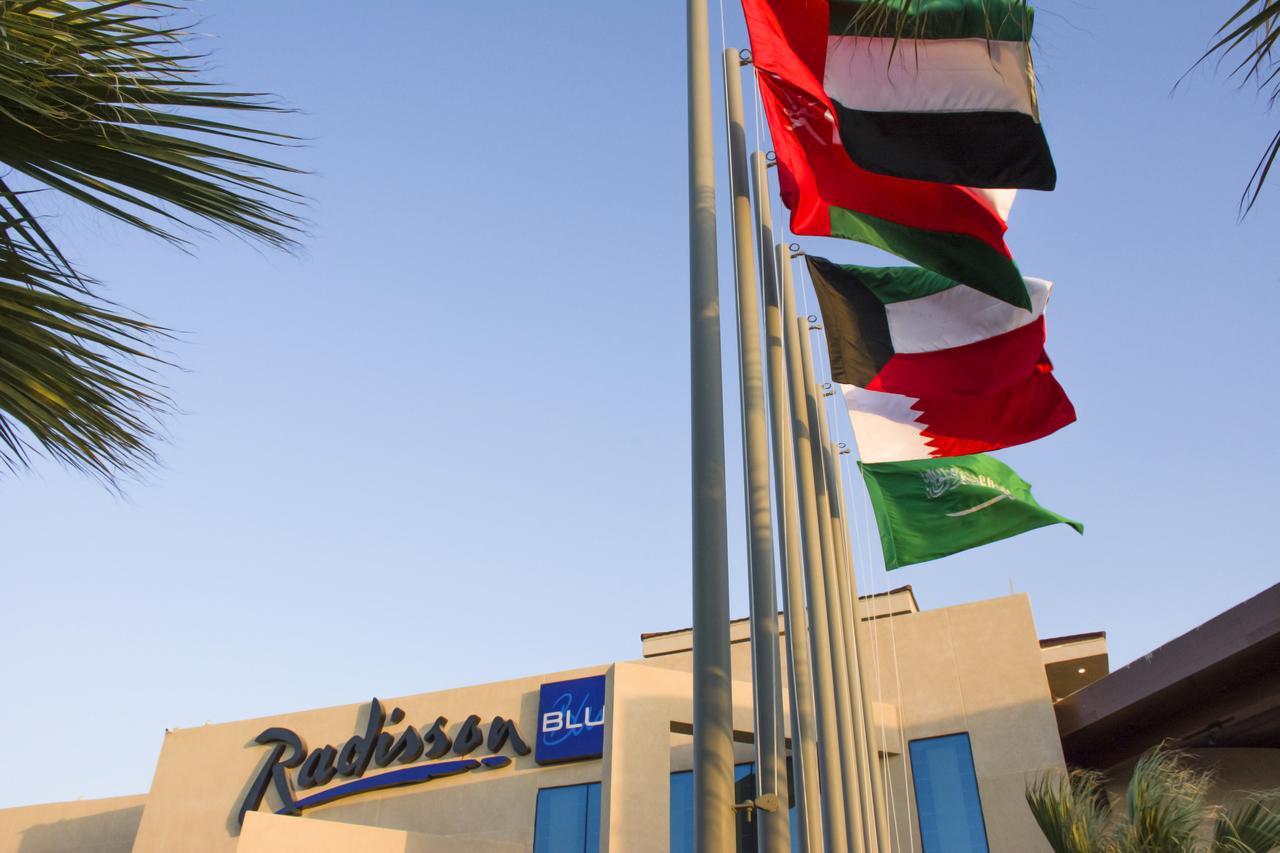Radisson Blu Resort, Al Khobar Half Moon Bay Eksteriør bilde Flags of the six Gulf Cooperation Council nations at a hotel in the United Arab Emirates