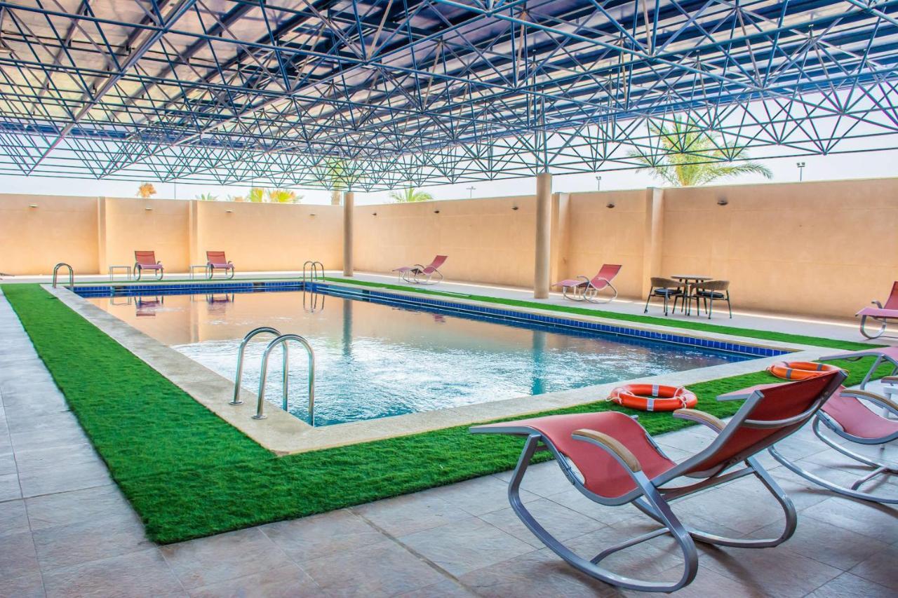 Radisson Blu Resort, Al Khobar Half Moon Bay Eksteriør bilde Swimming pool at the hotel