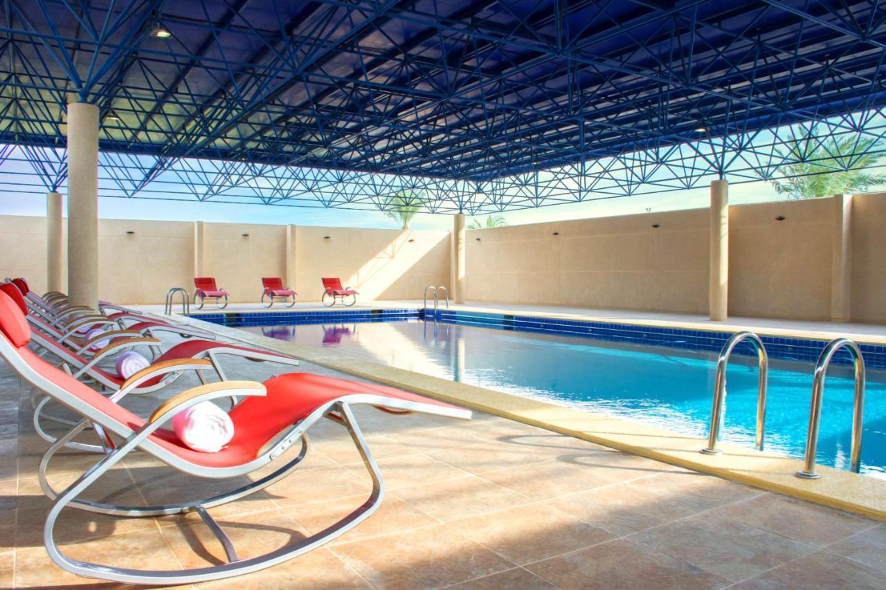 Radisson Blu Resort, Al Khobar Half Moon Bay Eksteriør bilde Swimming pool at the hotel
