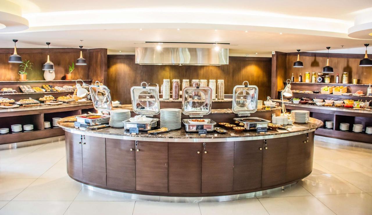 Radisson Blu Resort, Al Khobar Half Moon Bay Eksteriør bilde A buffet at a hotel